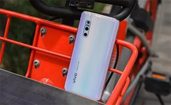 也算是一款诚心之作,价格方面,vivox27的发布价为3198,而oppoa9x仅仅