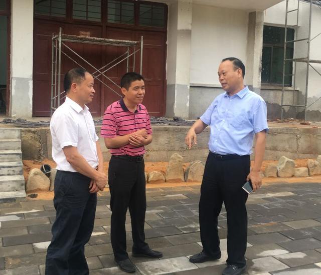 闽清县政府叶国勋副县长,县民政局领导等陪同.(闽清县民政局 黄斐斌)