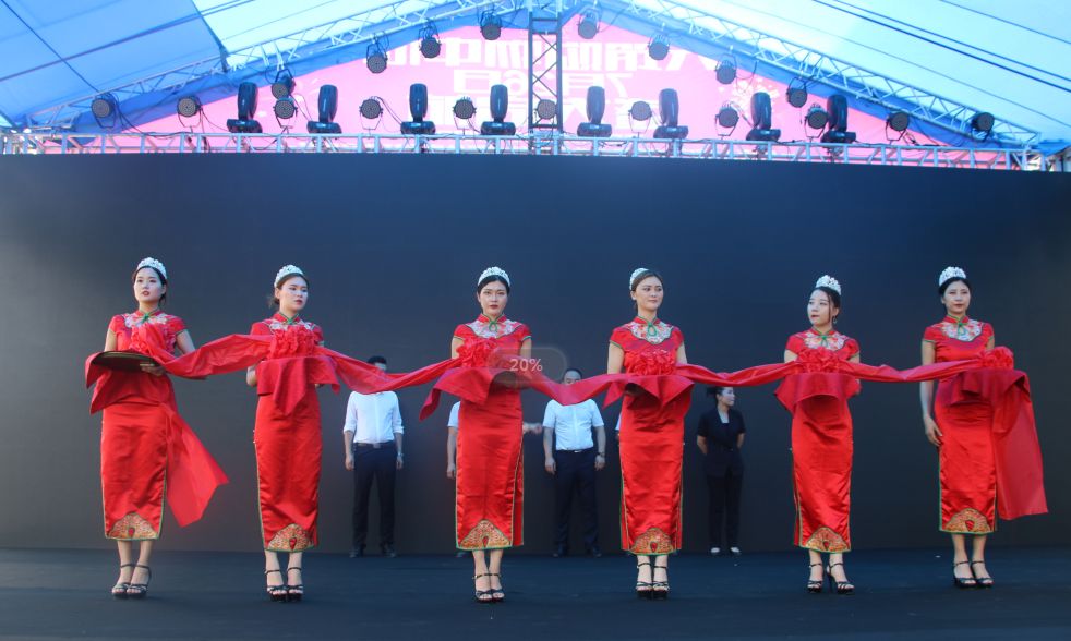 礼仪小姐准备好了金剪和彩绸!