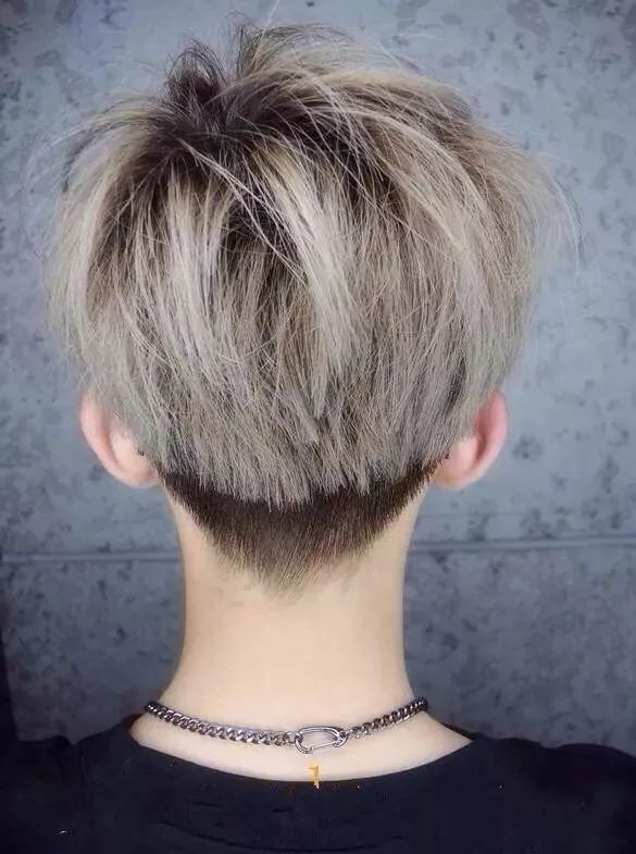 后脑勺平的男生建议染个色好帅