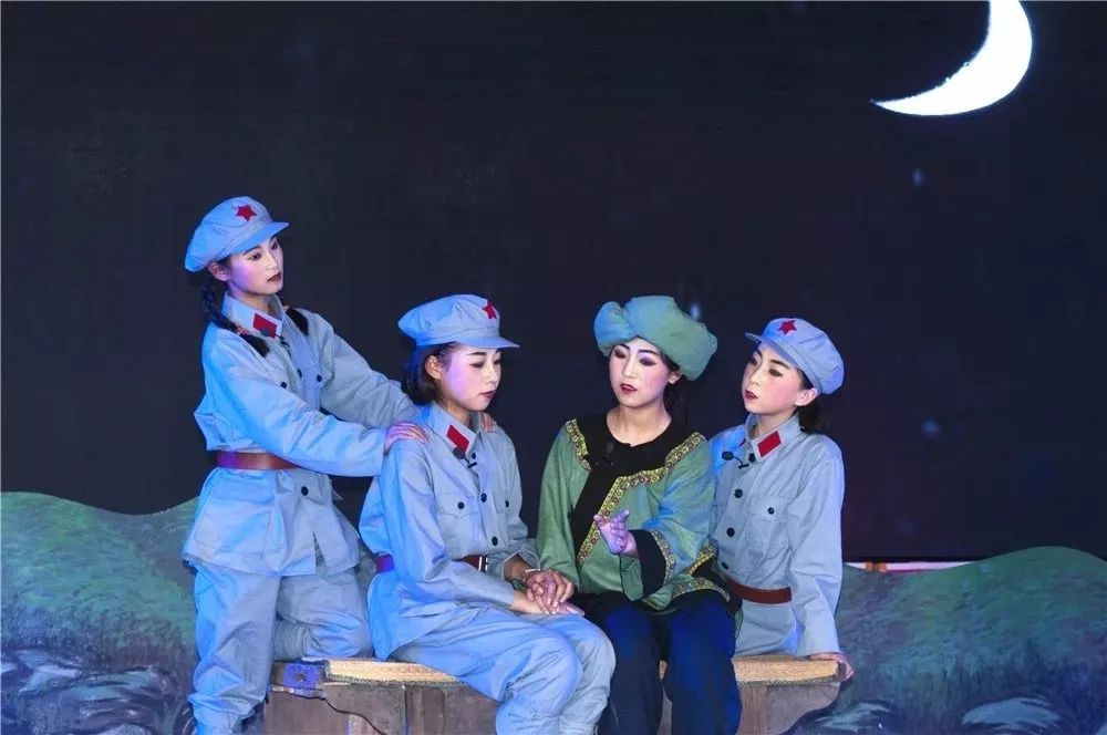 万荣县实验中学喜讯红歌情景剧半条被子在山西省第六届中小学生艺术