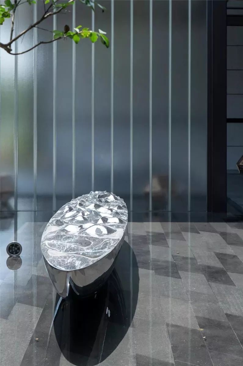 如何让光线为景墙做设计3分钟带你一览u型玻璃的设计要点