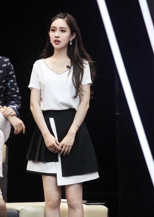 这个时候曾经做过她导师的梁咏仪在微博上为她说好话.