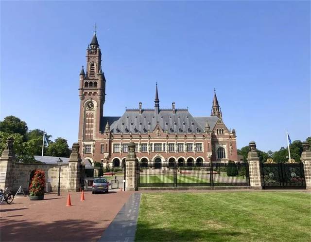 里面设有国际法庭,常设国际仲裁庭,海牙国际法学院和国际法图使馆