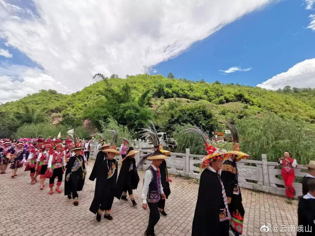 昨天没能来现场参加峨山彝族火把狂欢节没关系小编这就奉上精彩瞬间