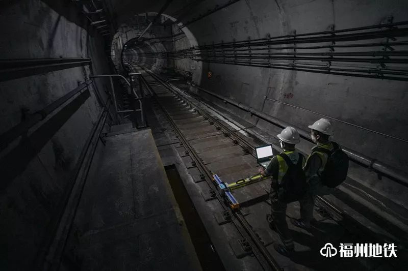 屬於寂靜幽長的地鐵隧道他們的黑夜而與許多年輕人的夜生活不同最大的