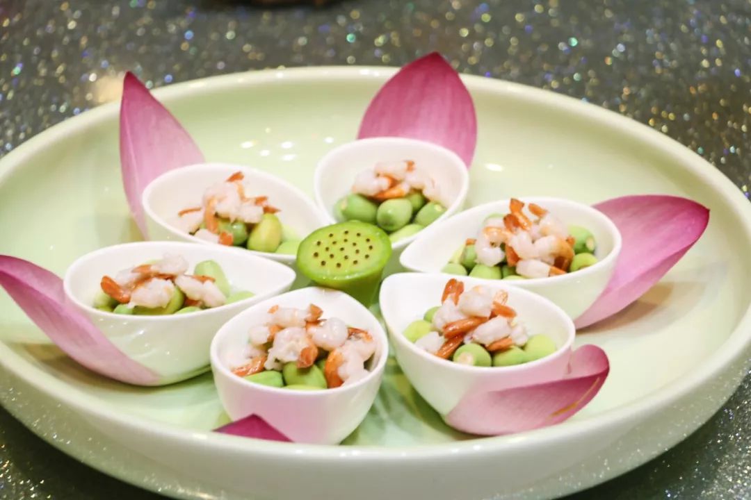 一泉·金山湖畔金山湖景区风光秀美,荷花盛开,在欣赏秀丽景色的同时