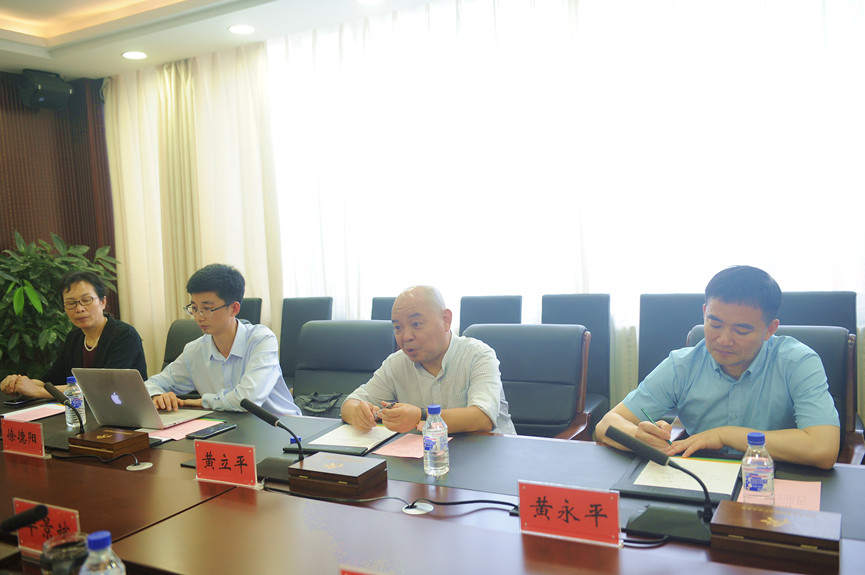 长春高新区党工委书记,管委会主任华景斌首先向黄立平一行考察团介绍