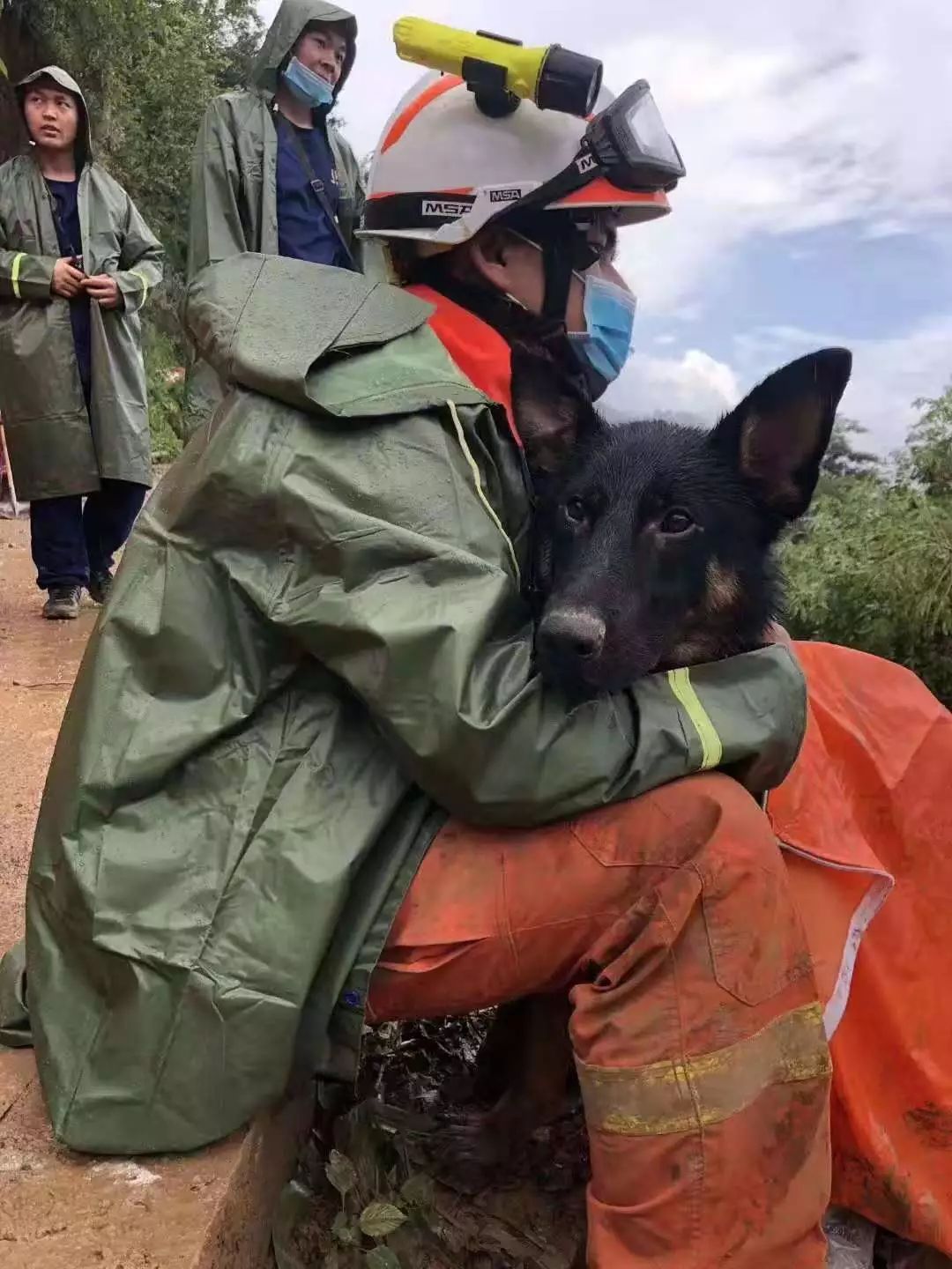 六盘水救援与时间赛跑为搜救犬加油