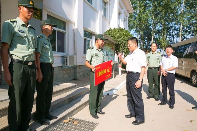 杨理宏,戚士杰,岳春青,岳洪波,黄泽雨,王相俊等看望驻军部队官兵,为