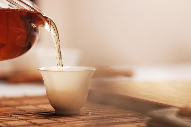 人生如茶,一杯茗茶,一泡苦涩,二泡芳香,三泡浓沉,四泡清淡,恰如人生的