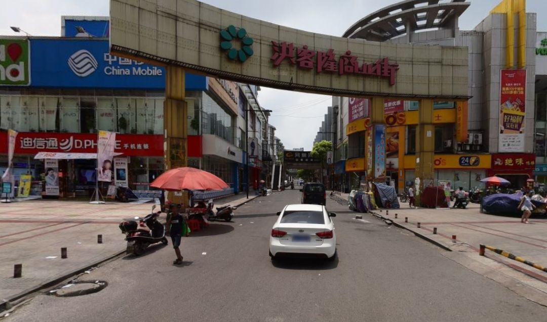 洪客隆商业街天桥上有一名妇女轻生!