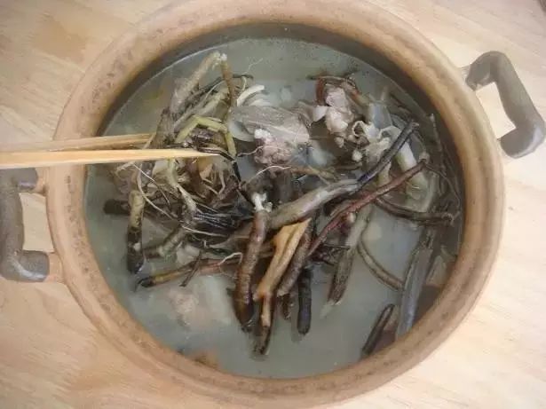 草根汤原料一般有牛奶根,乌根,山苍子根,盐肤木根,石橄榄,金线莲,黄花