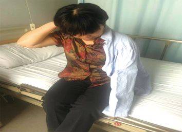 b)拉着衣领,沿肩膀把衬衫拉至好侧a)把衣袖套进坏手二,穿脱衬衫c)当好