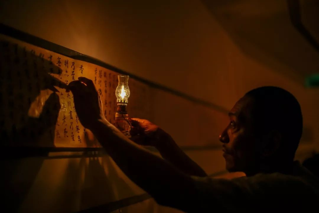 本次展览一个深受大家喜欢的展出便是还原古人挑灯夜读的"存真阁".