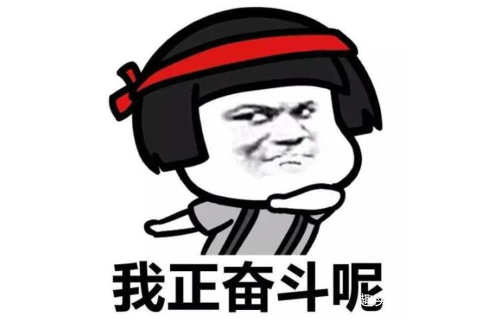 开心一笑坐一女同事的顺风车回家路上抛锚了她立马下车检查