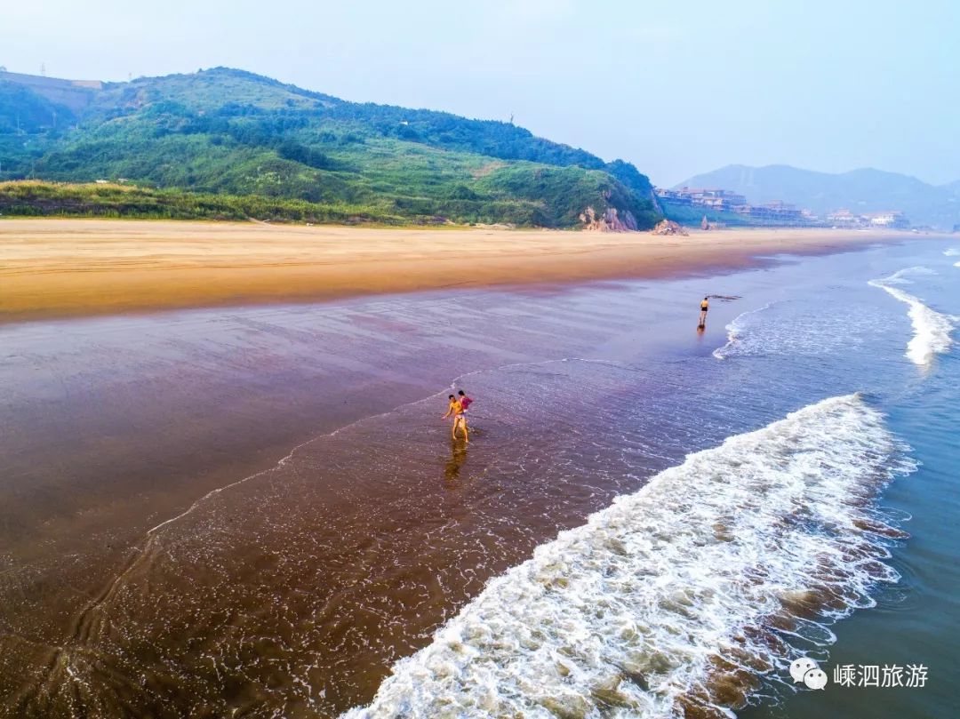 都怪这天悦湾沙滩太清凉让人忍不住浪里湿身晚上还有篝火音乐节呢