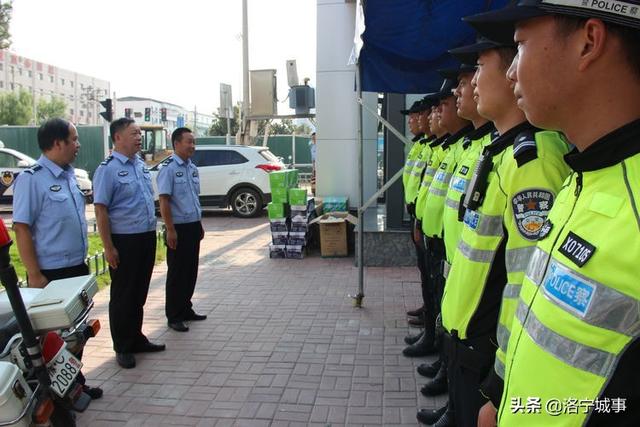 7月27日下午,交警大队教导员吉学军,副大队长刘建军带领办公室,政工