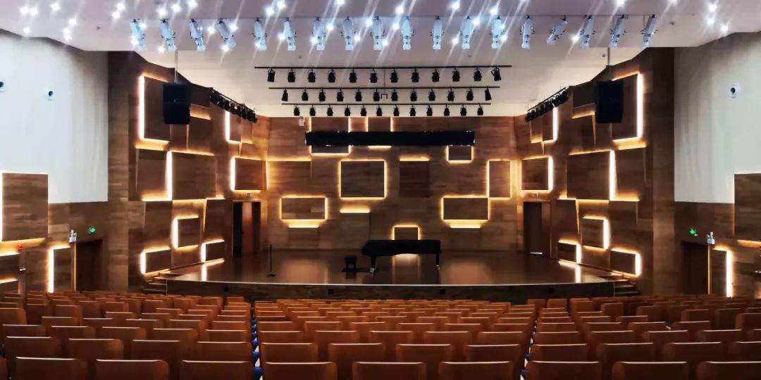 声学团队设计,音乐厅四周的反射板都是来源于我司制造钢琴的高端木材
