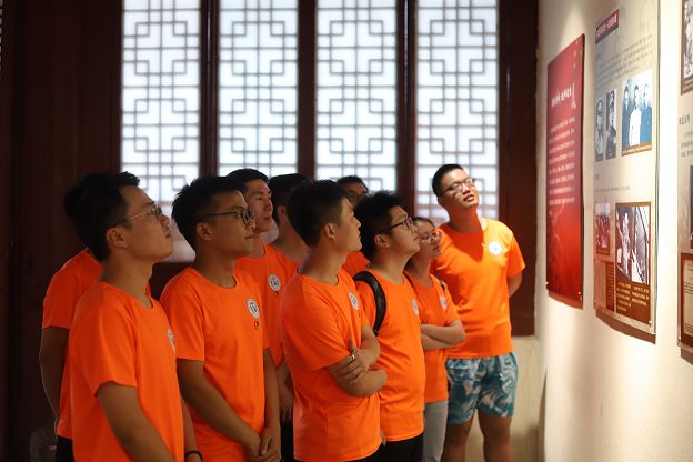 左右滑动查看更多参观洛阳百年留声博物馆宣讲团成员们参观了"洛八办"