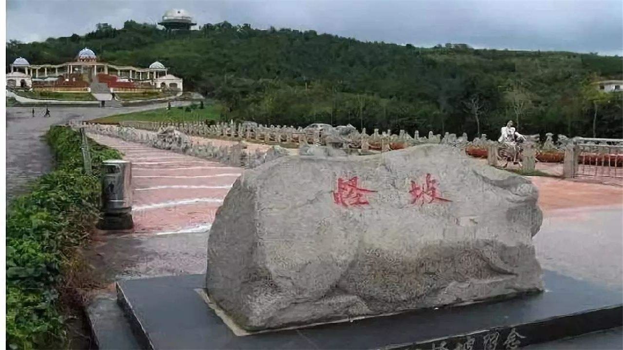 新疆"怪坡",水往高处流,车往上坡溜,被列入世界吉尼斯纪录