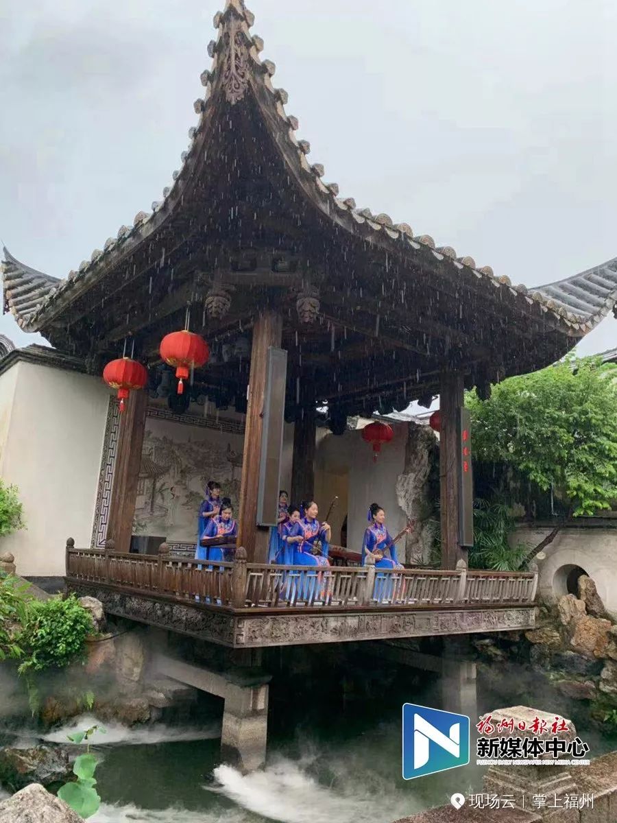 烟雨朦胧的水榭戏台别有一番韵味嘉宾们纷纷拿起手机拍照留念林则徐