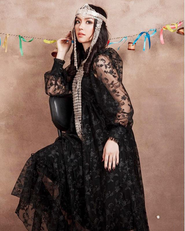 小编见过最像中国女孩的俄罗斯姑娘了,若不是这一身的雅库特民族服饰