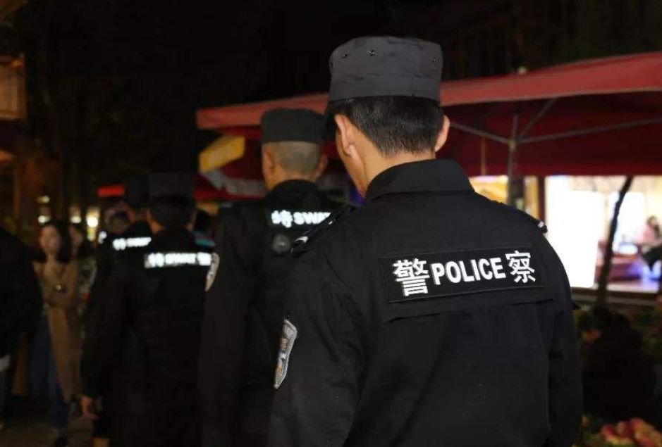 警察是照亮黑暗角落的城市之光防身警报多功能手电筒