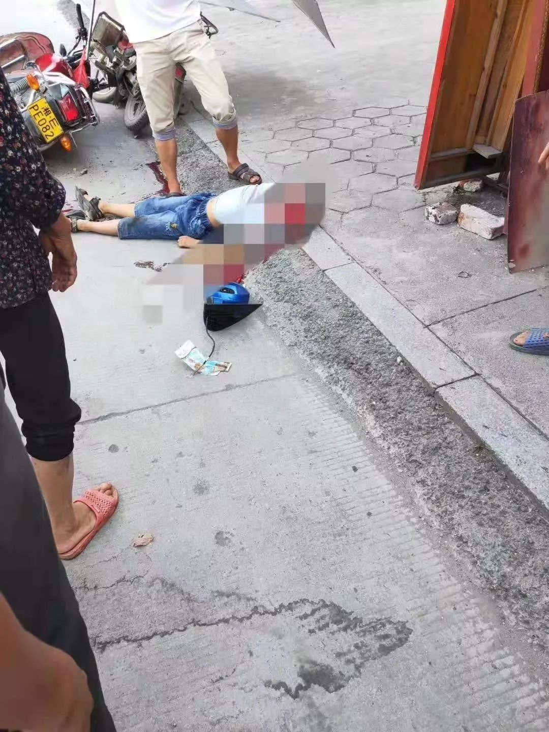 据悉,小男孩受伤非常严重,事发后已被紧急送往隆回抢救.