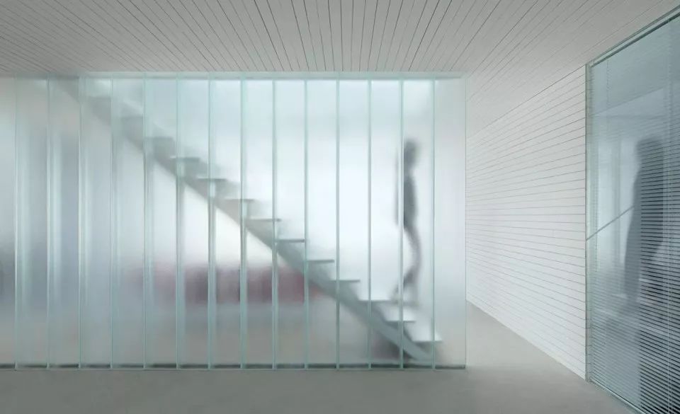 如何让光线为景墙做设计?3分钟带你一览u型玻璃的设计要点