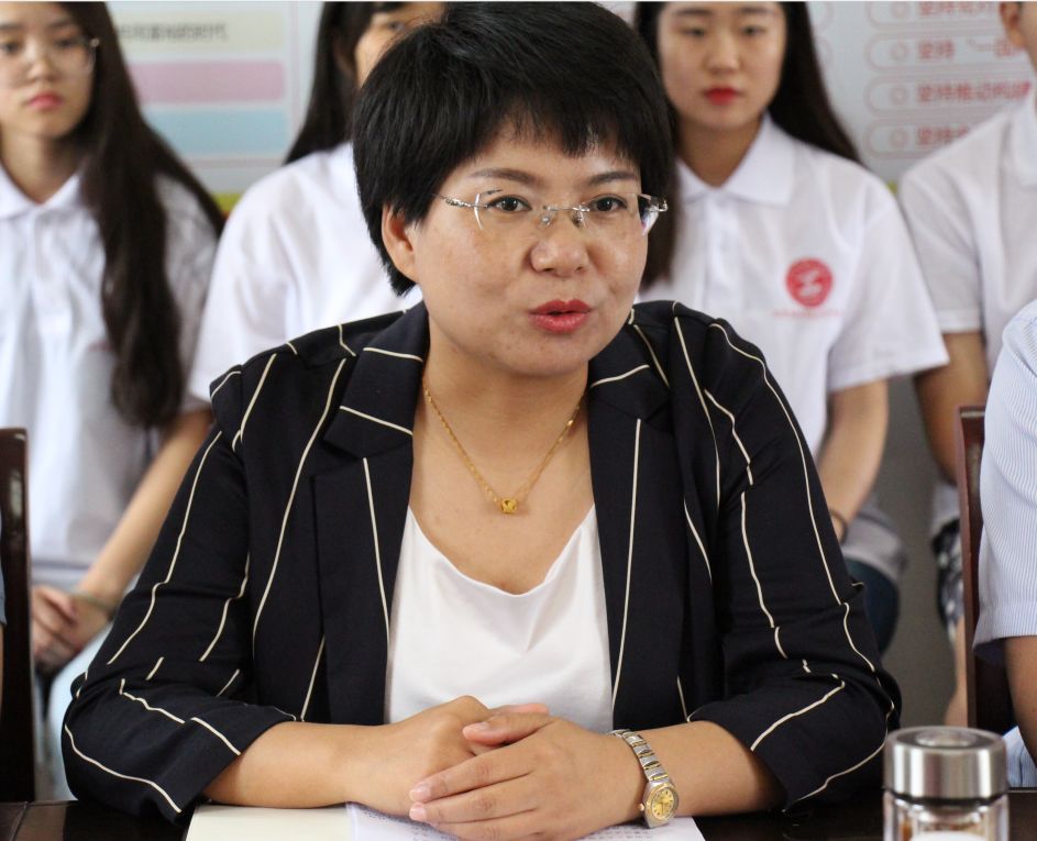 座谈会上,徐红菊介绍了汉台区脱贫攻坚工作的基本情况并致欢迎辞.