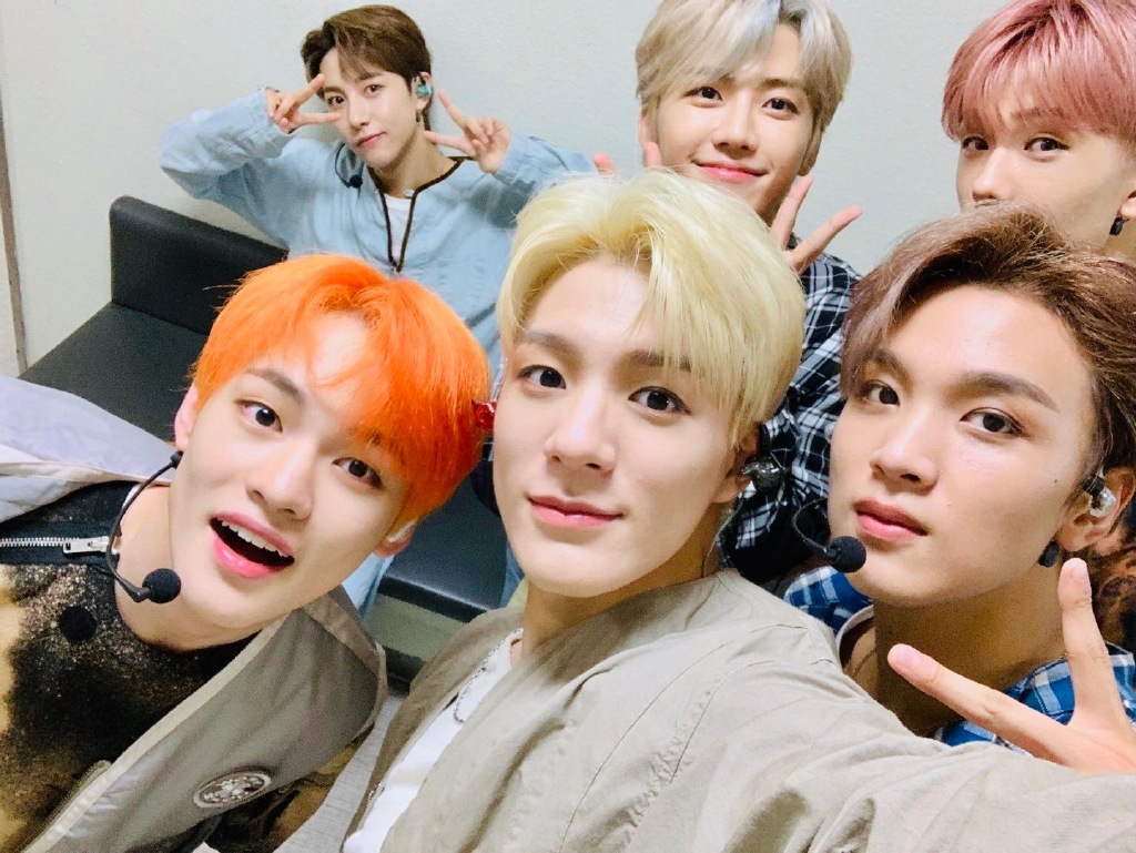 梦队首个打歌舞台结束请收下弟弟们的绝美自拍