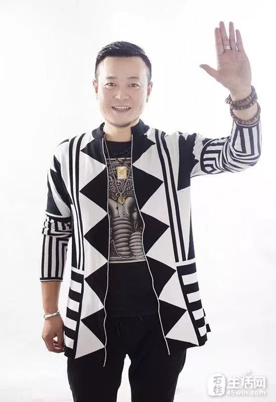 中国内地新锐唱作人,代表作有《伤心角落》《其实都没错》,张浩天还