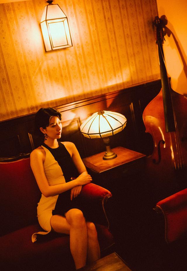 李亚鹏女友凌晨晒美照,手捧鲜花气质优雅神似王菲!_susie