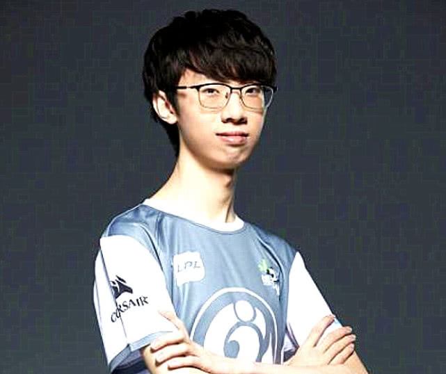 lpl赛季语音被曝出,当听到宝蓝说话,网友:素质不是装出来的