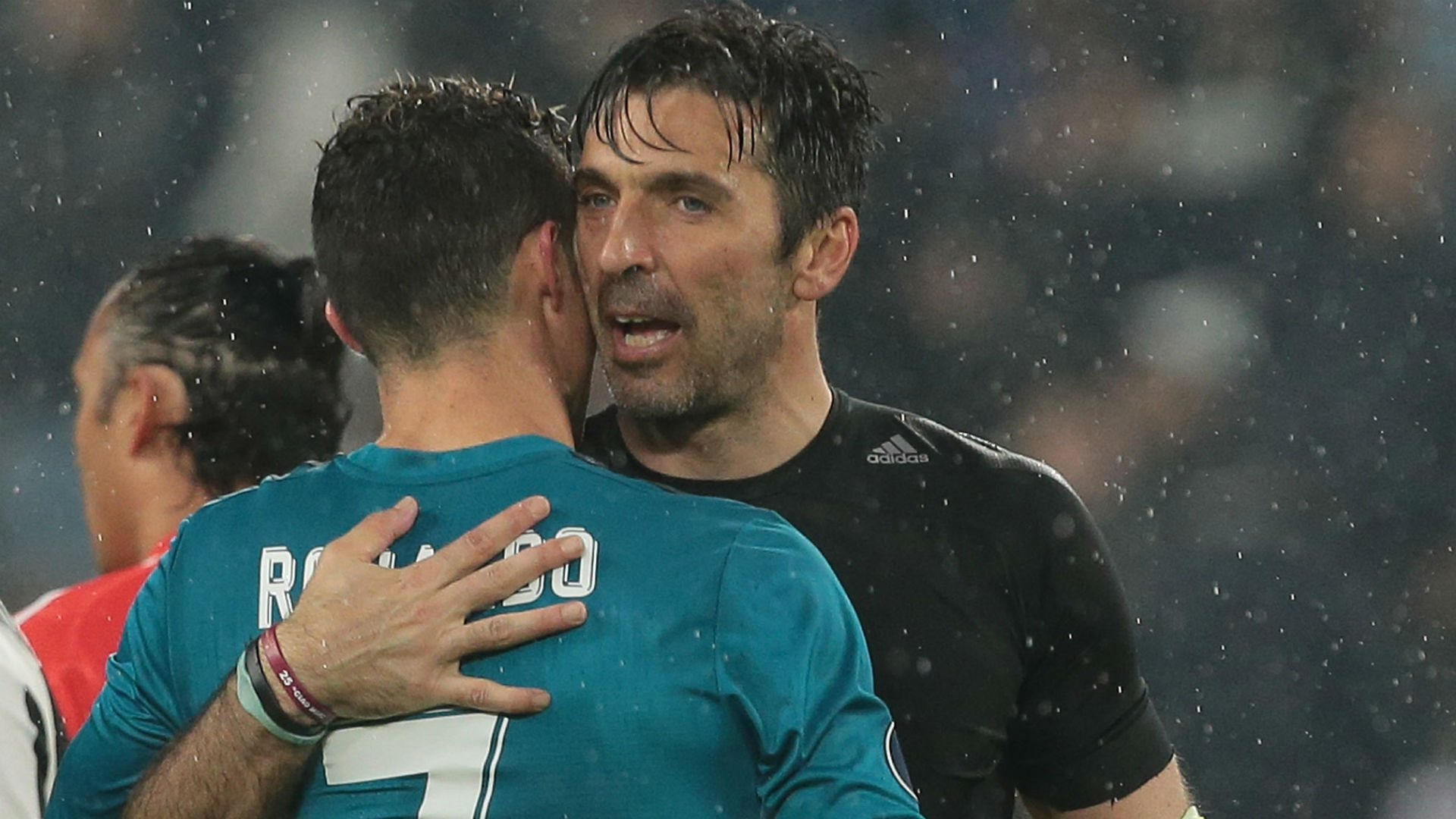 阿尔维斯"网上求职",c罗布冯英雄相聚,梅西二爷为何不能重逢