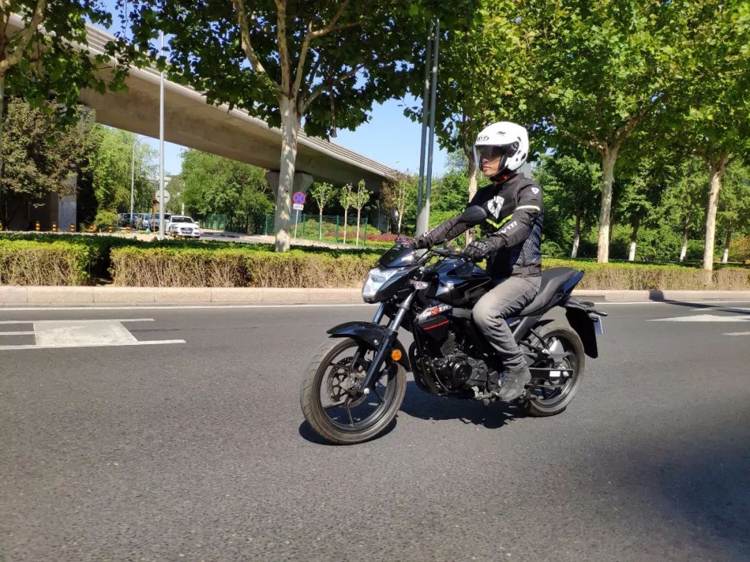 车评不要被外观迷惑的内涵之车轻骑铃木极客飒155街车版