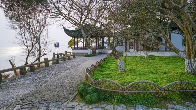 石公山云梯,一线天,夕光洞,归云洞等绰约多姿的自然景观不可错过,而