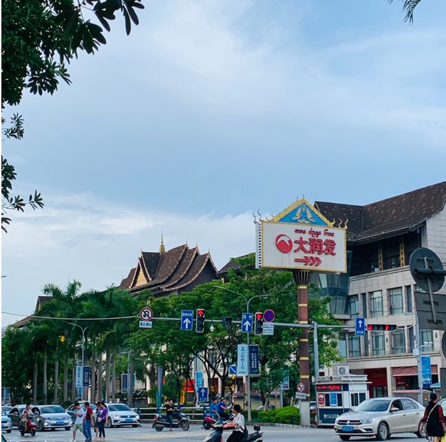 上午十一点,我们的航班降落在西双版纳嘎洒国际机场.