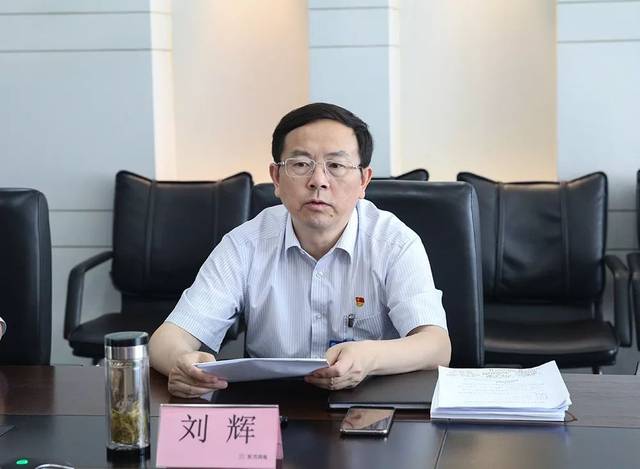 刘辉,王旭为第一轮常规巡察工作组组长,副组长颁发聘书.