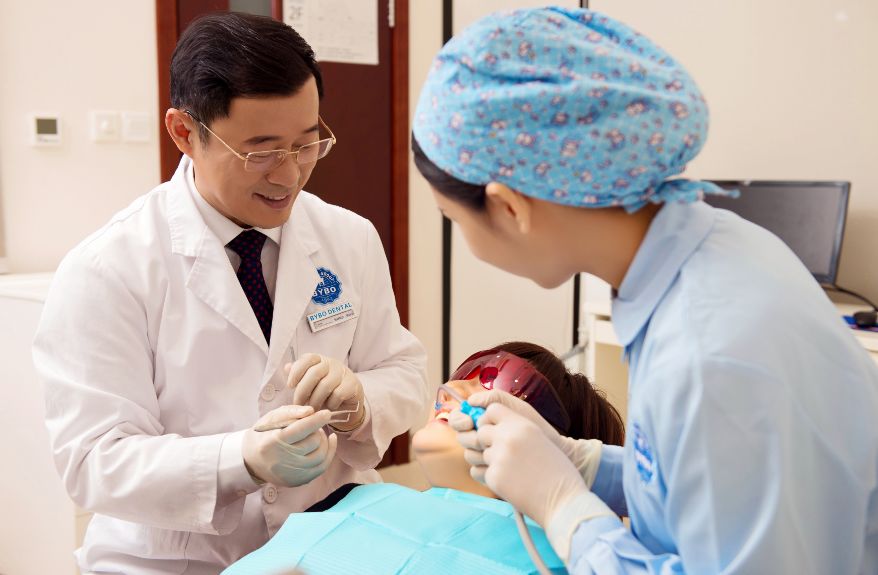 人民日报社人民周刊整版报道泰康大医熊靖宇