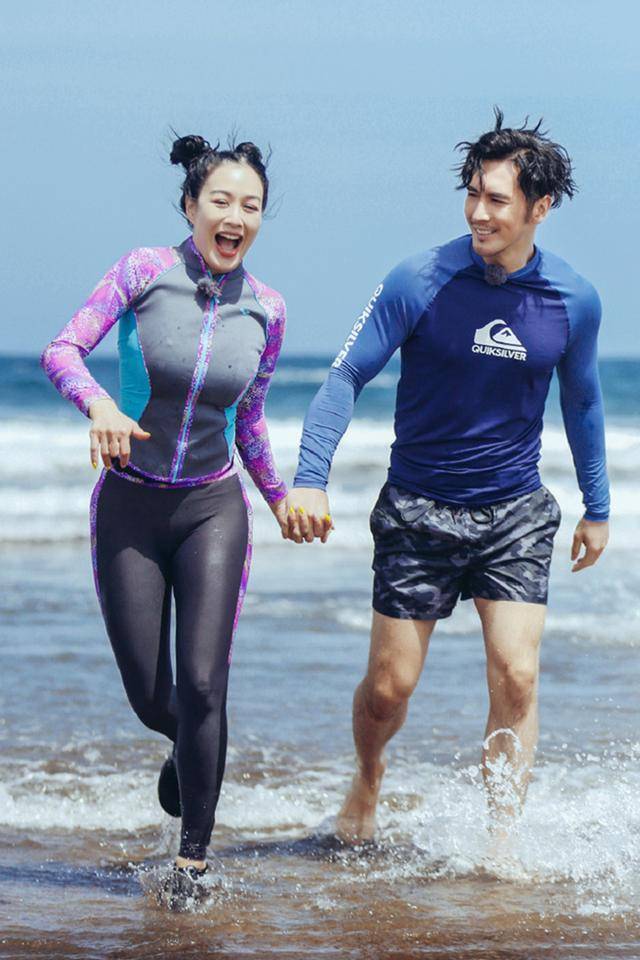 原创钟丽缇印花粉裙清新甜美张伦硕休闲装型男范足相差12岁太般配