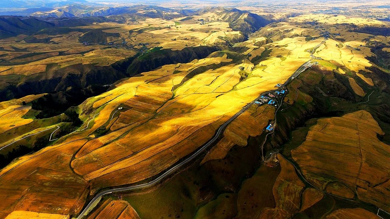 新疆"怪坡",水往高处流,车往上坡溜,被列入世界吉尼斯纪录