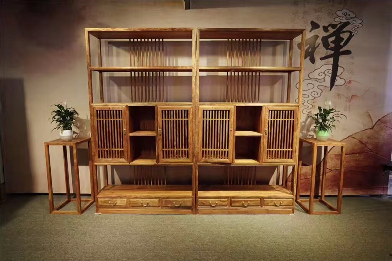 乌金木博古架还有一种材料就是实木材质的家具了,中国人对于木头有着