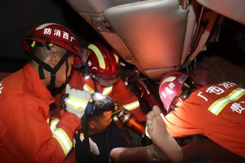 救援中消防员挥汗如雨狭小空间救人