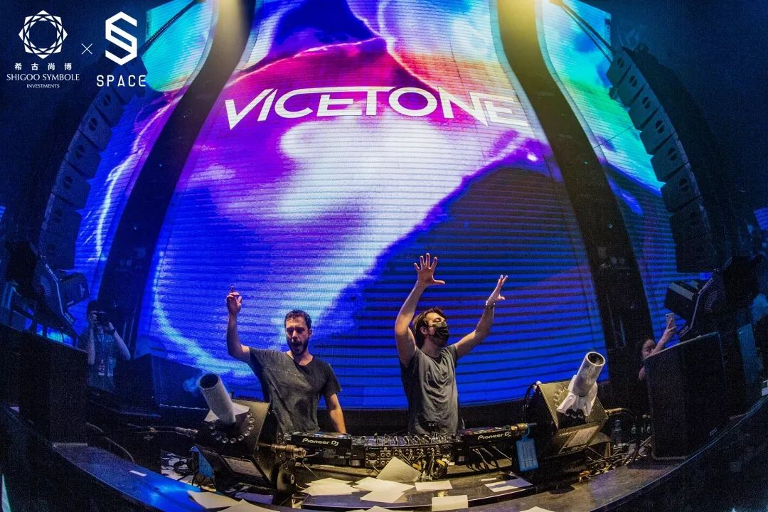 v神的宠粉从来不是说说而已演出结束后,粉丝的热情仍然不减还没来得及