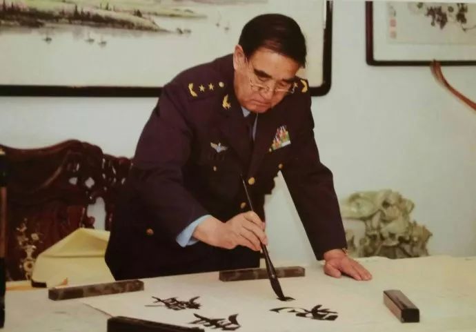 景学勤,1993年12月任空军副司令员,获授空军中将军衔.