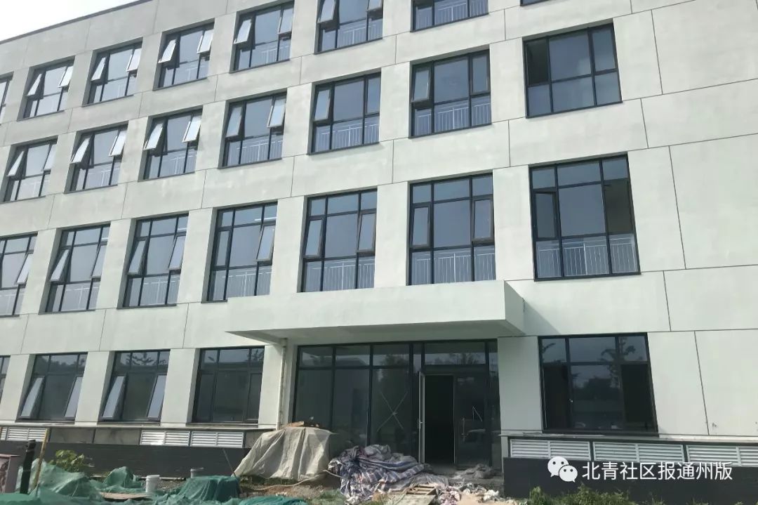 潞河医院分院(含郞府卫生院)位于通州区西集镇中心区,苏望路与任郎路