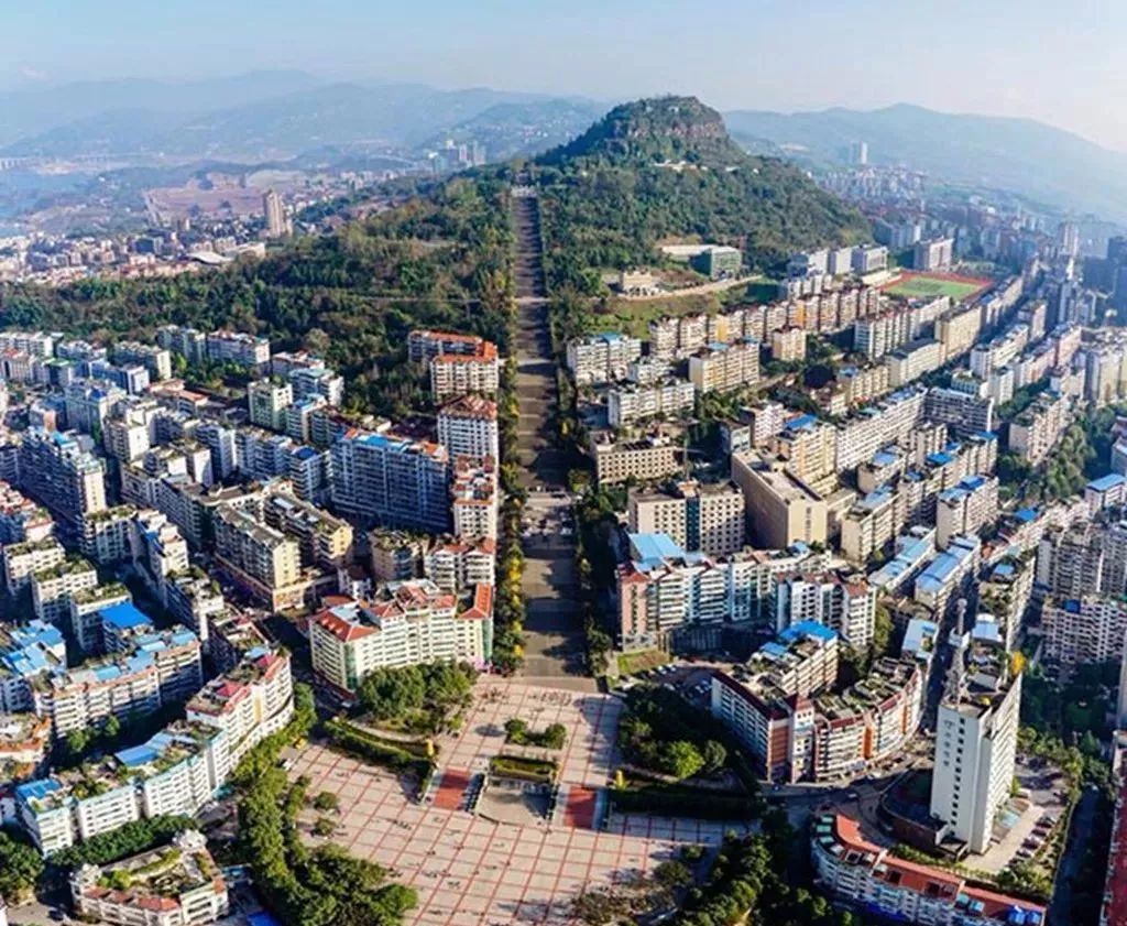 如云阳县委书记以晨跑出场,与众多云阳人一起,沿登云梯开始新的一天