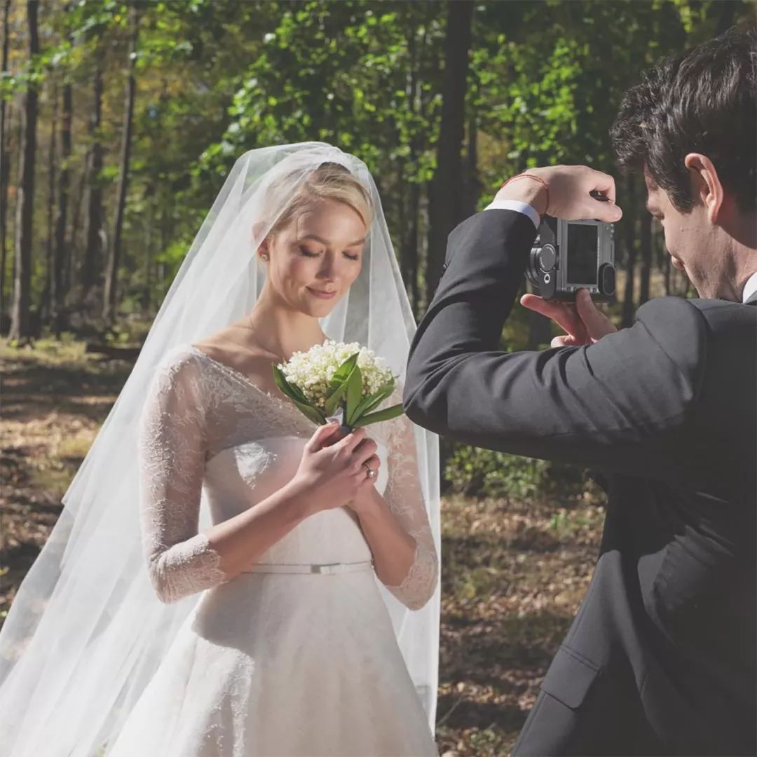 小kk在2018年同约书亚·库什纳结婚,她和美国"第一千金"伊万卡成为亲